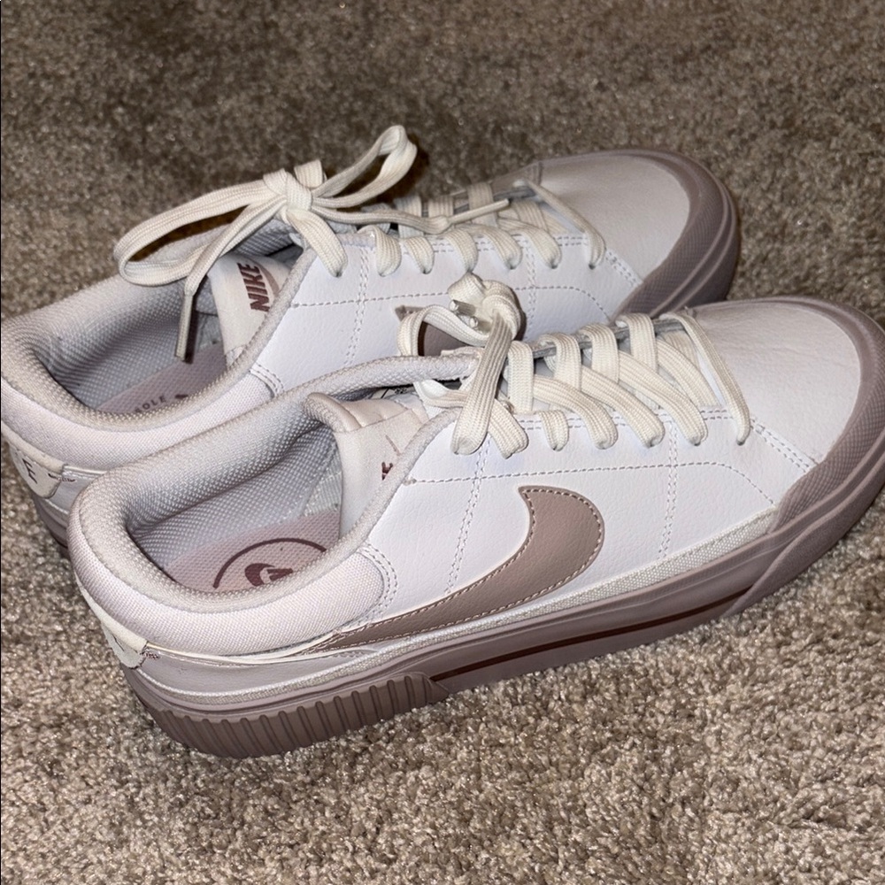 Nike White and Tan Sneakers Low-Top Classic